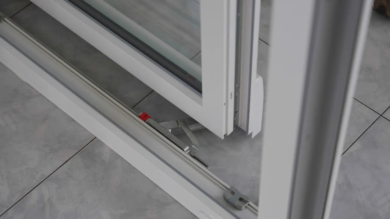 Carrello e binario di uno scorrevole traslante in PVC