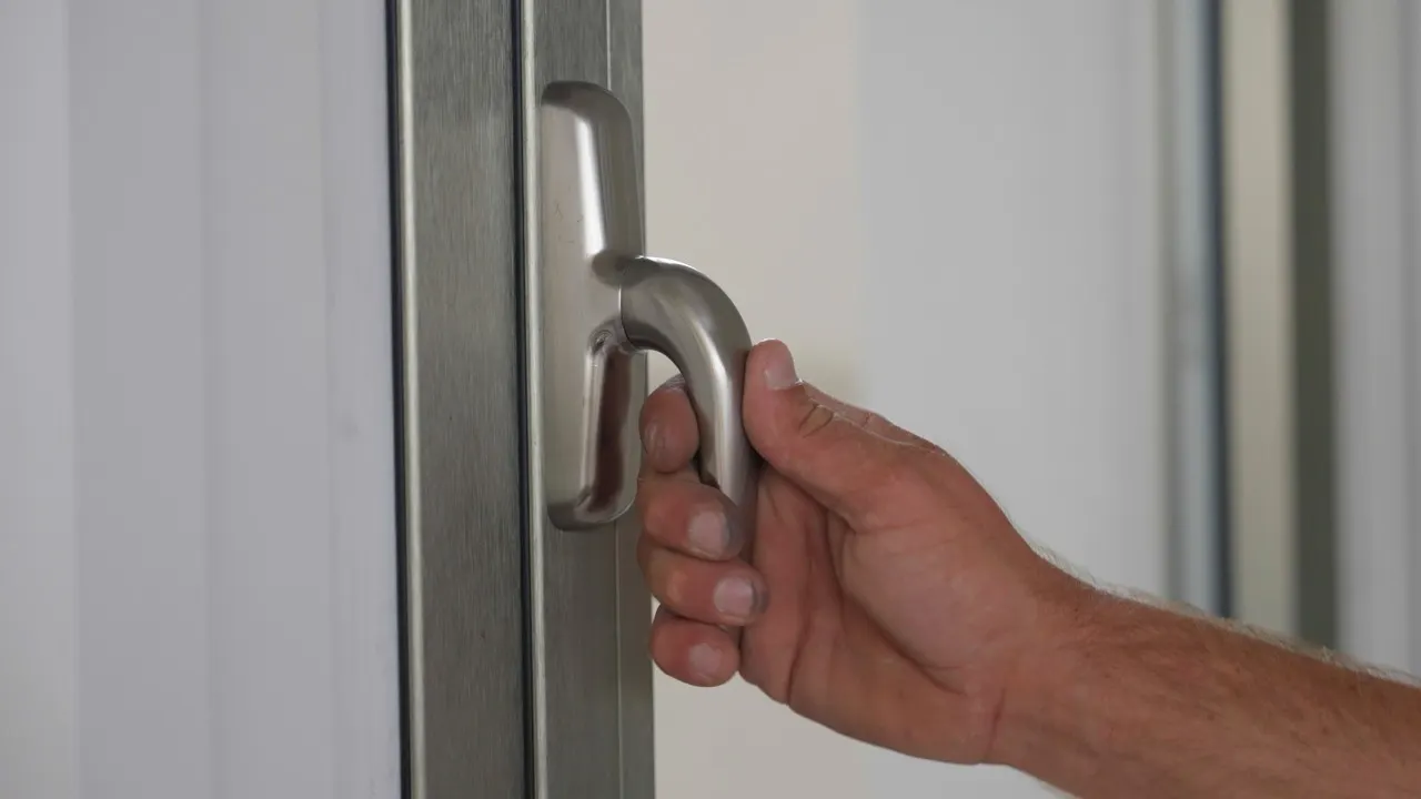 Serramento in alluminio a taglio termico con profilo sottile