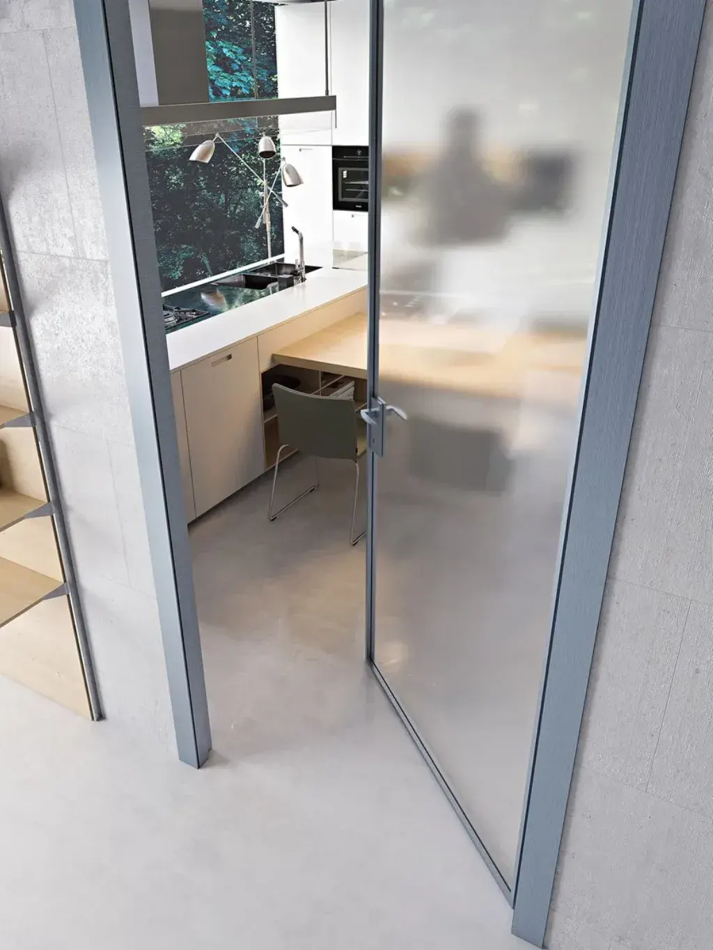 Porta interna a battente in vetro satinato con telaio in alluminio