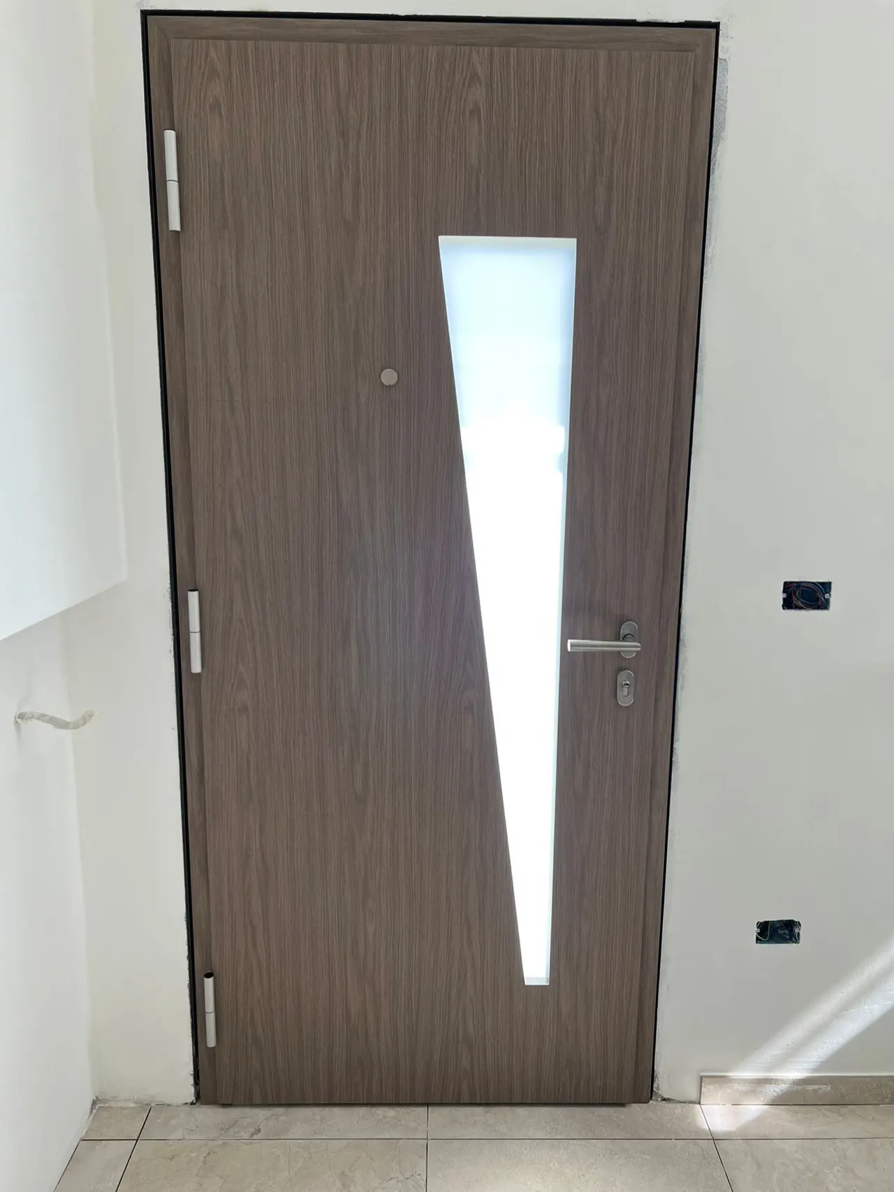 Portoncino blindato con inserto in vetro satinato appena installato