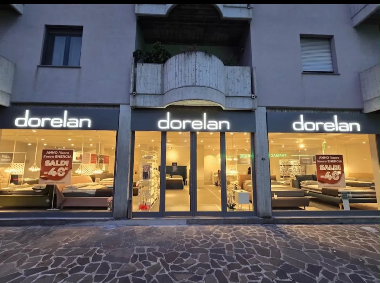 Il locale dopo l'installazione delle nuove vetrate