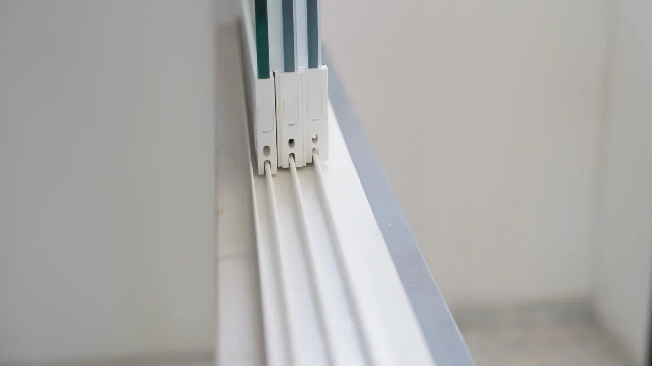 Finestra in PVC installata in una stanza