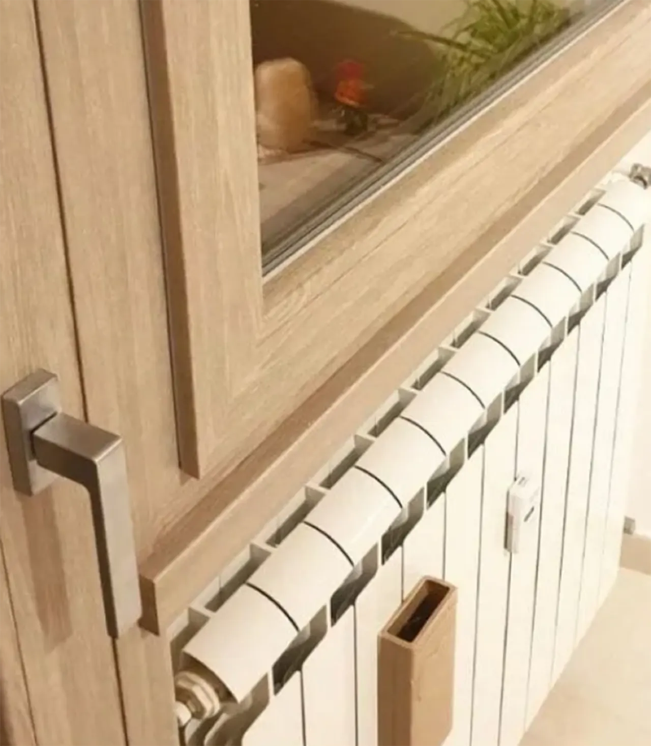Finestra in PVC bianco vista dall'interno