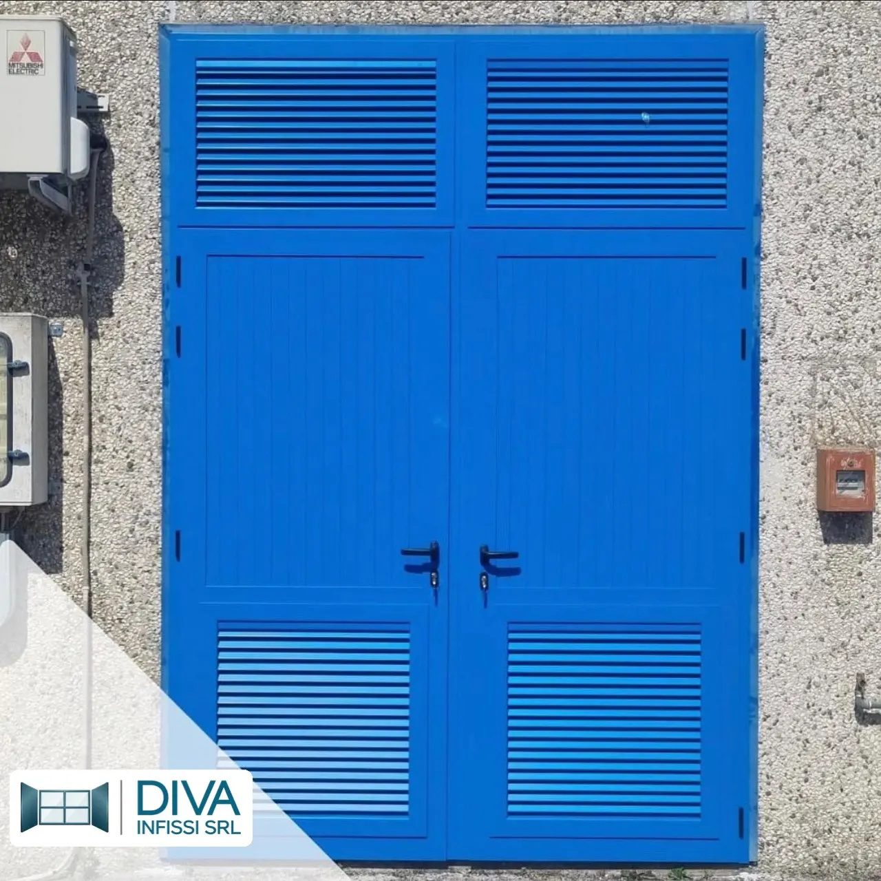Porta a due ante in alluminio blu con griglie di aerazione