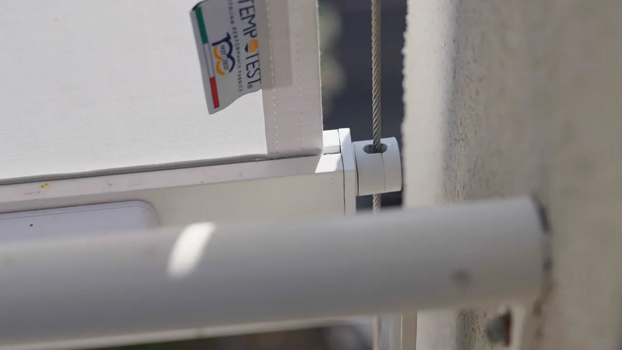 Dettaglio del telo Tempotest e della guida a cavo di una tenda a caduta
