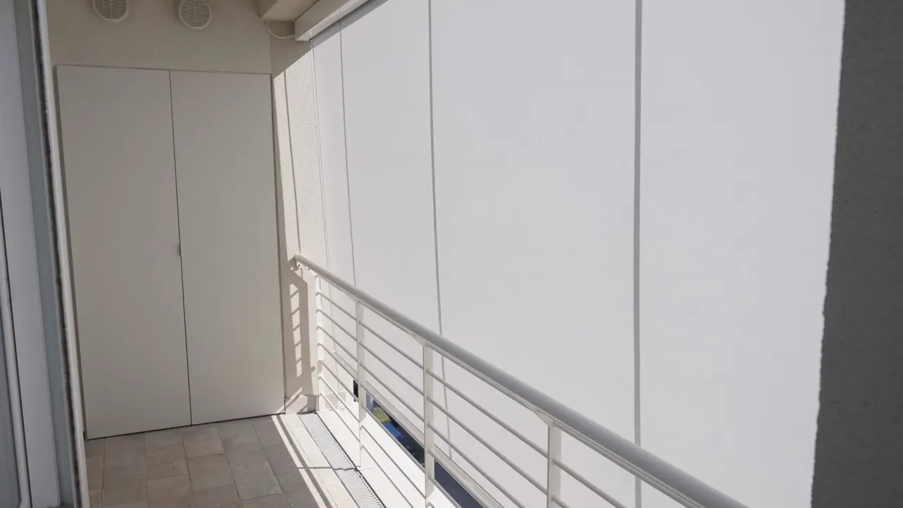 Tenda da sole a caduta lungo un balcone